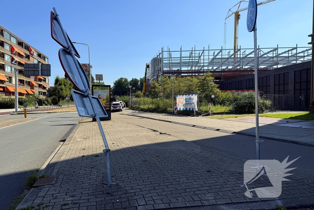 Verkeerspaal geraakt door auto