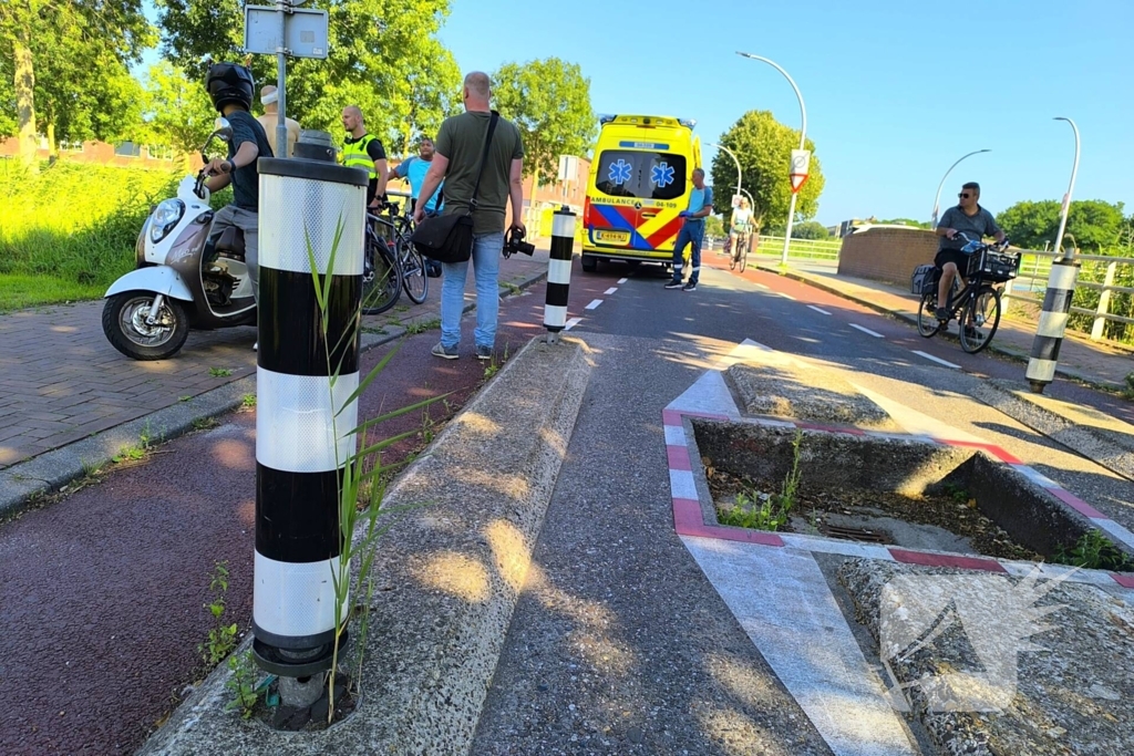 Ambulancepersoneel biedt hulp na fietsongeval