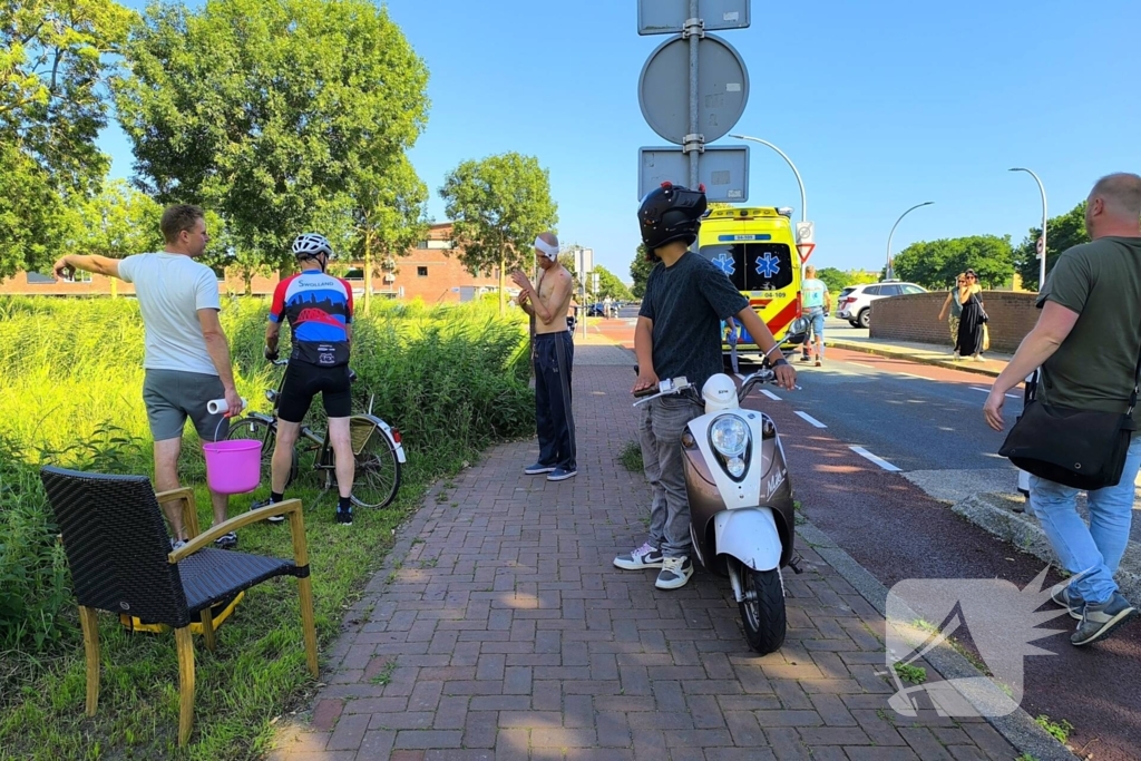 Ambulancepersoneel biedt hulp na fietsongeval