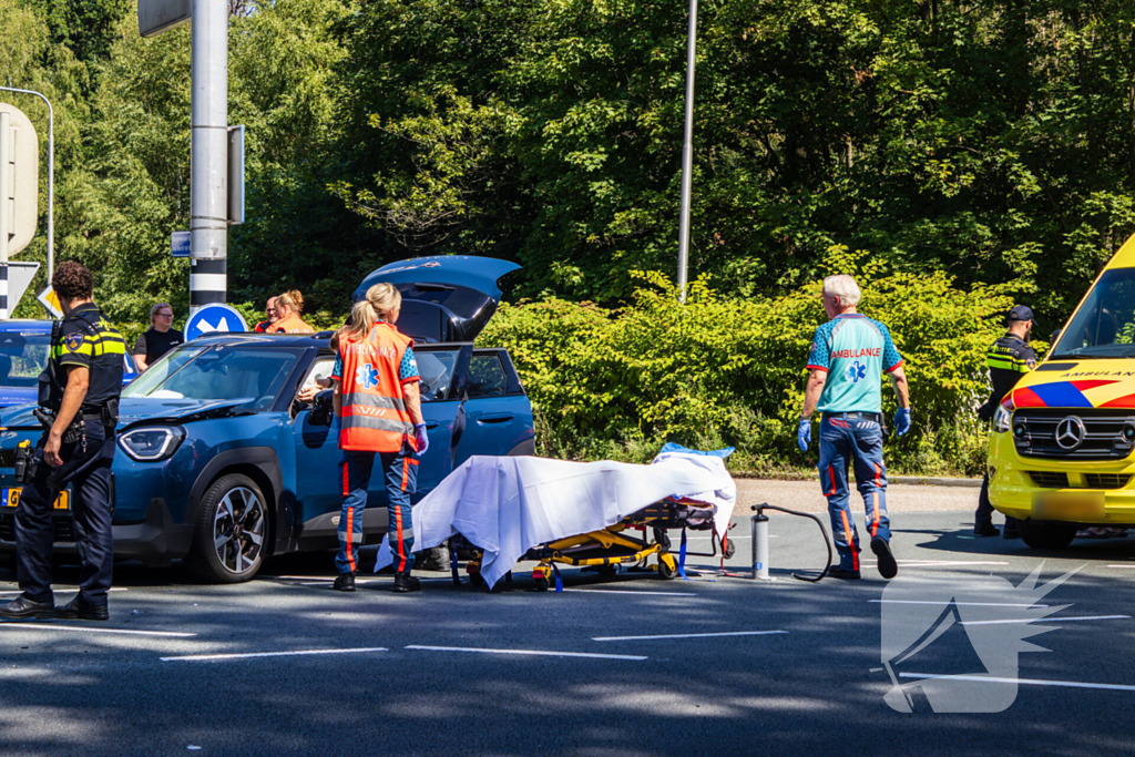 Botsing tussen twee auto's leidt tot ziekenhuisopname