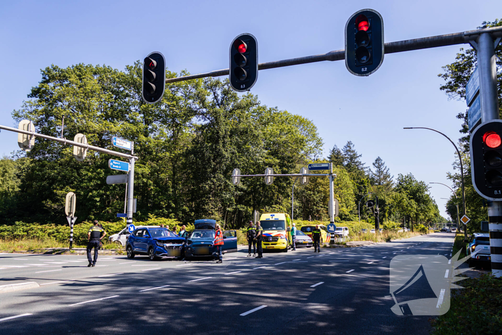 Botsing tussen twee auto's leidt tot ziekenhuisopname