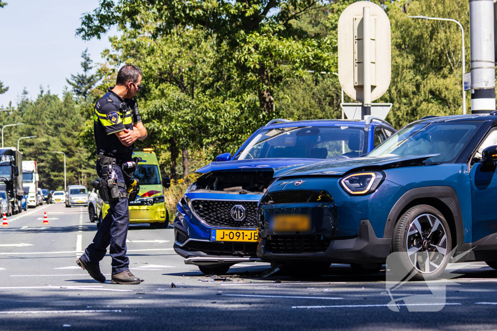 Botsing tussen twee auto's leidt tot ziekenhuisopname