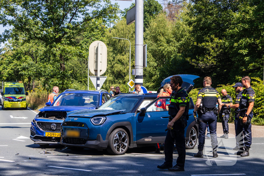 Botsing tussen twee auto's leidt tot ziekenhuisopname