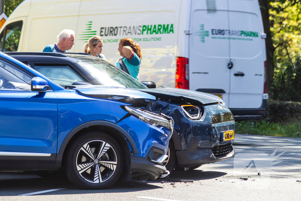 Botsing tussen twee auto's leidt tot ziekenhuisopname