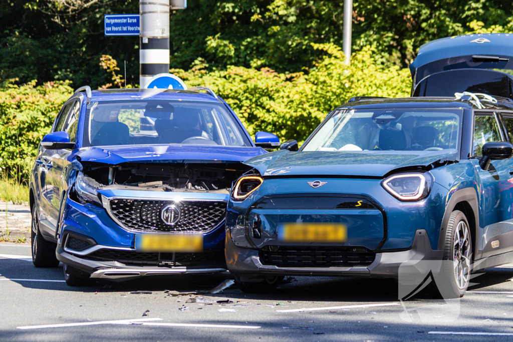 Botsing tussen twee auto's leidt tot ziekenhuisopname