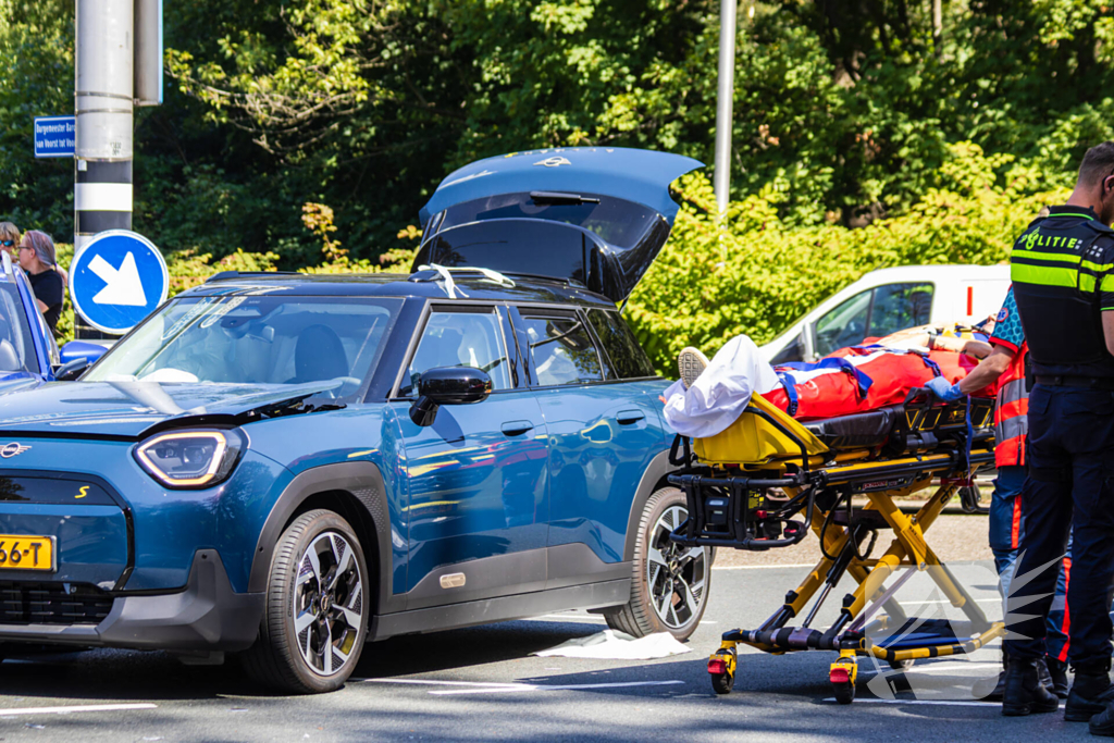 Botsing tussen twee auto's leidt tot ziekenhuisopname