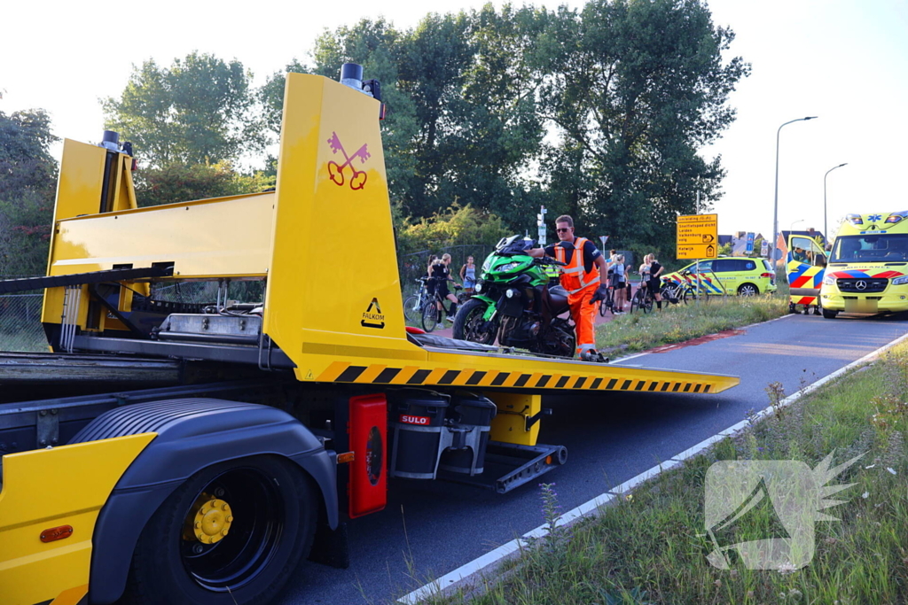 Ongeval tussen motorrijder en fietser leidt tot verwondingen