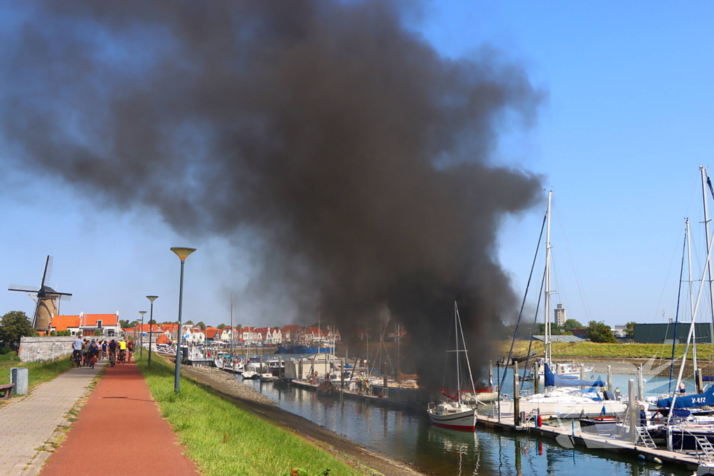 Brand in pleziervaartuig veroorzaakt rookpluimen