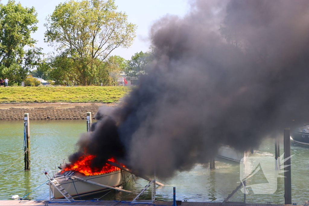 Brand in pleziervaartuig veroorzaakt rookpluimen