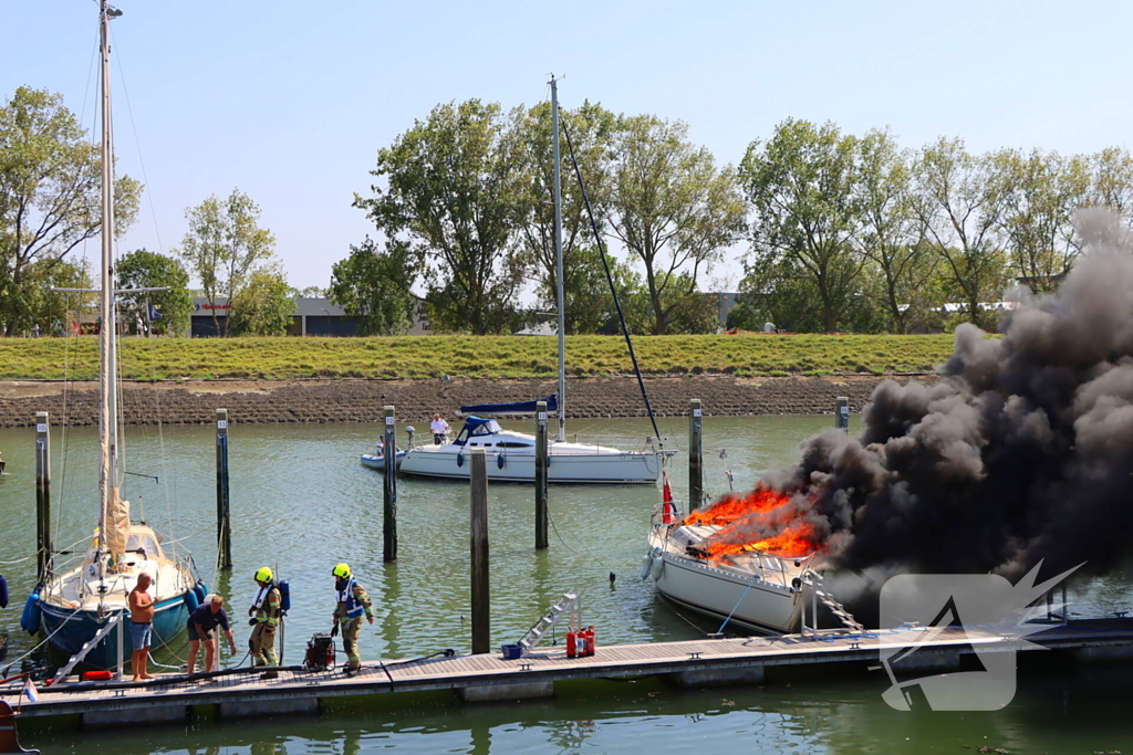 Brand in pleziervaartuig veroorzaakt rookpluimen