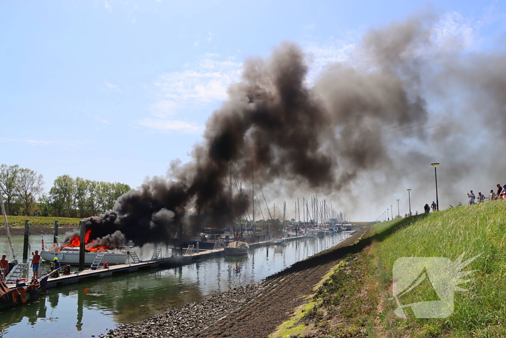 Brand in pleziervaartuig veroorzaakt rookpluimen