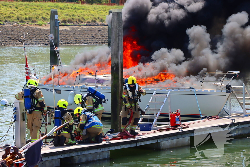 Brand in pleziervaartuig veroorzaakt rookpluimen