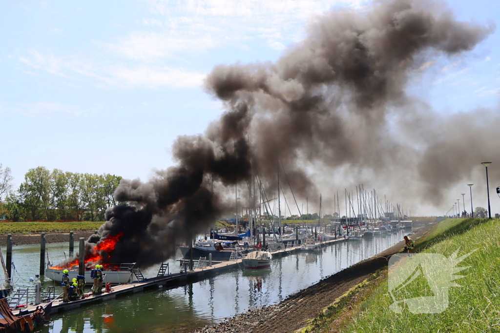 Brand in pleziervaartuig veroorzaakt rookpluimen