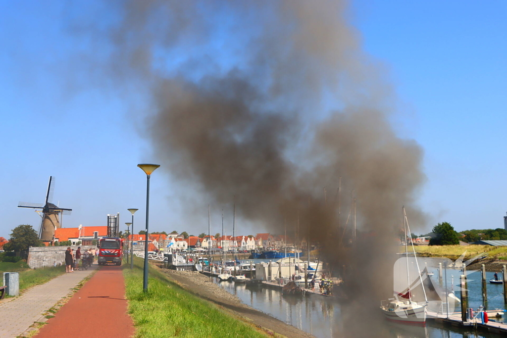 Brand in pleziervaartuig veroorzaakt rookpluimen