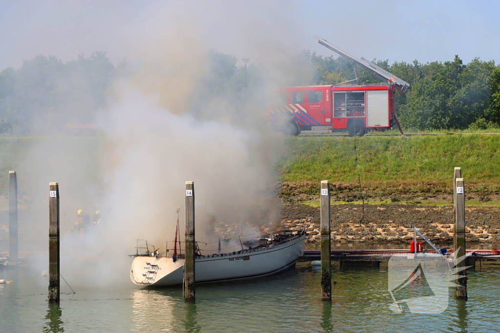 Brand in pleziervaartuig veroorzaakt rookpluimen