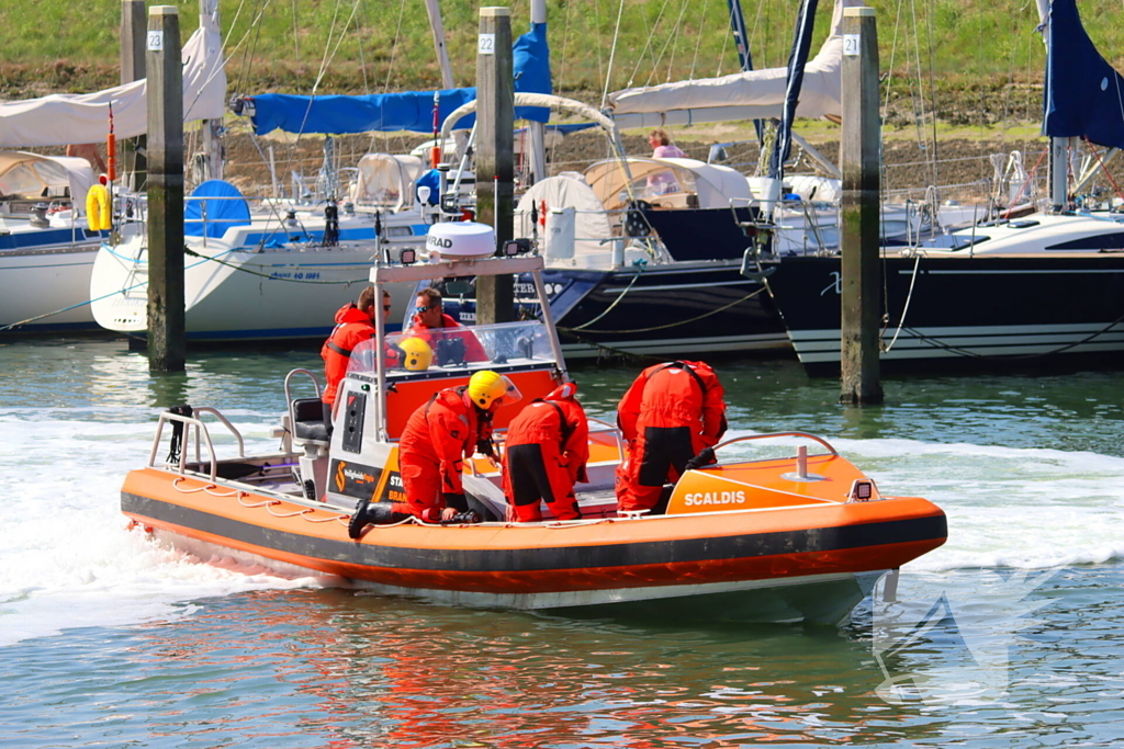 Brand in pleziervaartuig veroorzaakt rookpluimen