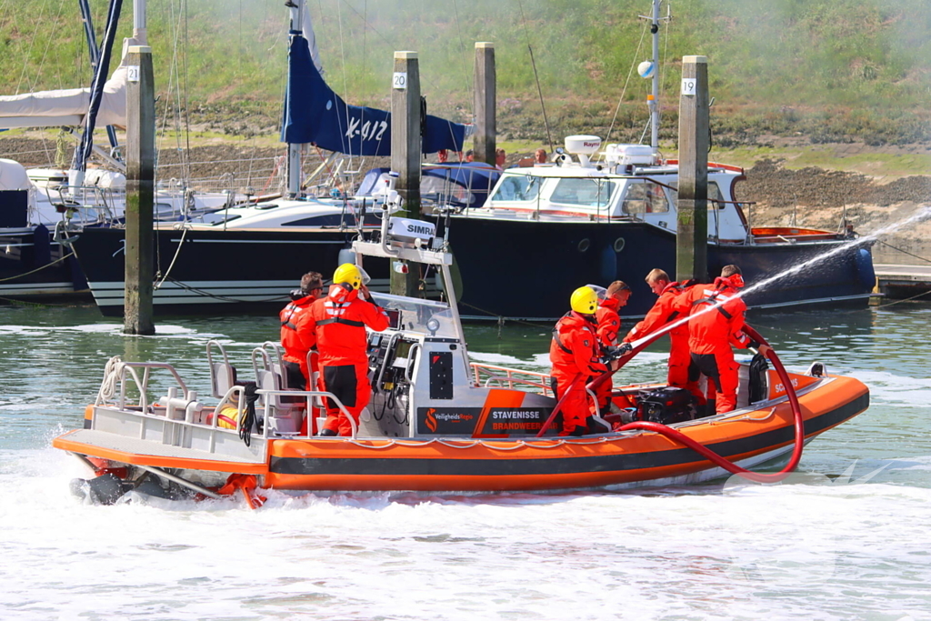 Brand in pleziervaartuig veroorzaakt rookpluimen