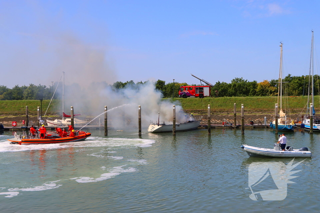 Brand in pleziervaartuig veroorzaakt rookpluimen