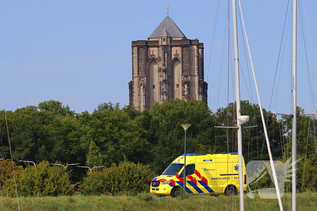 Brand in pleziervaartuig veroorzaakt rookpluimen