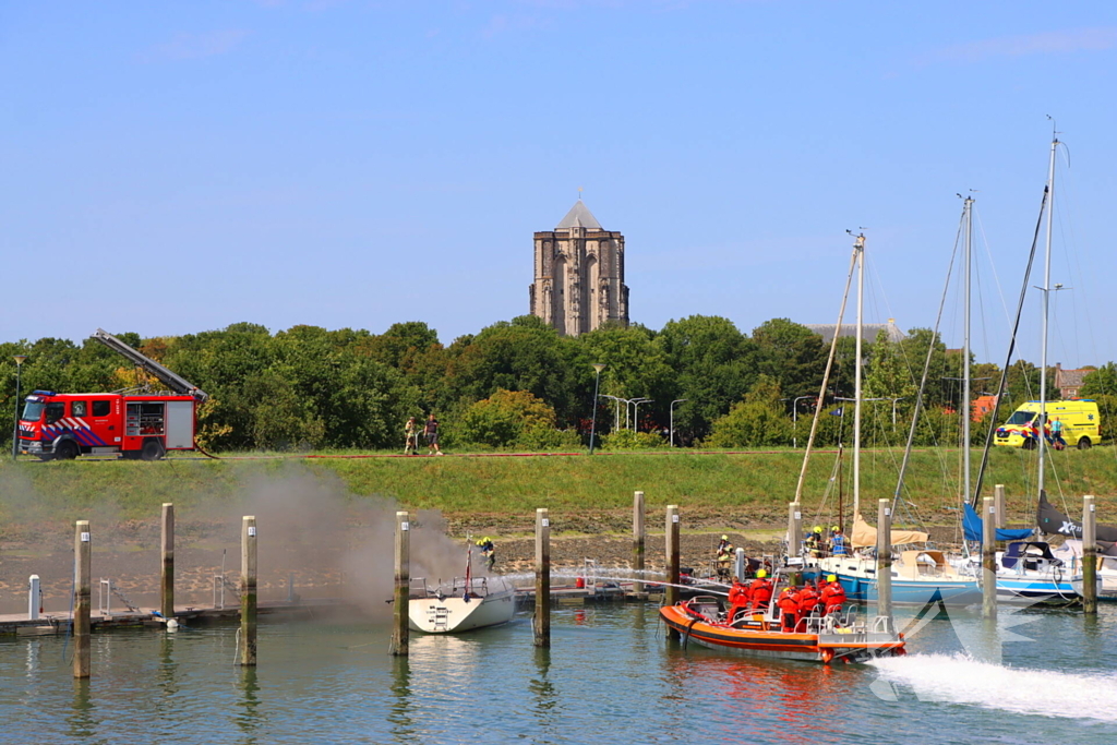 Brand in pleziervaartuig veroorzaakt rookpluimen