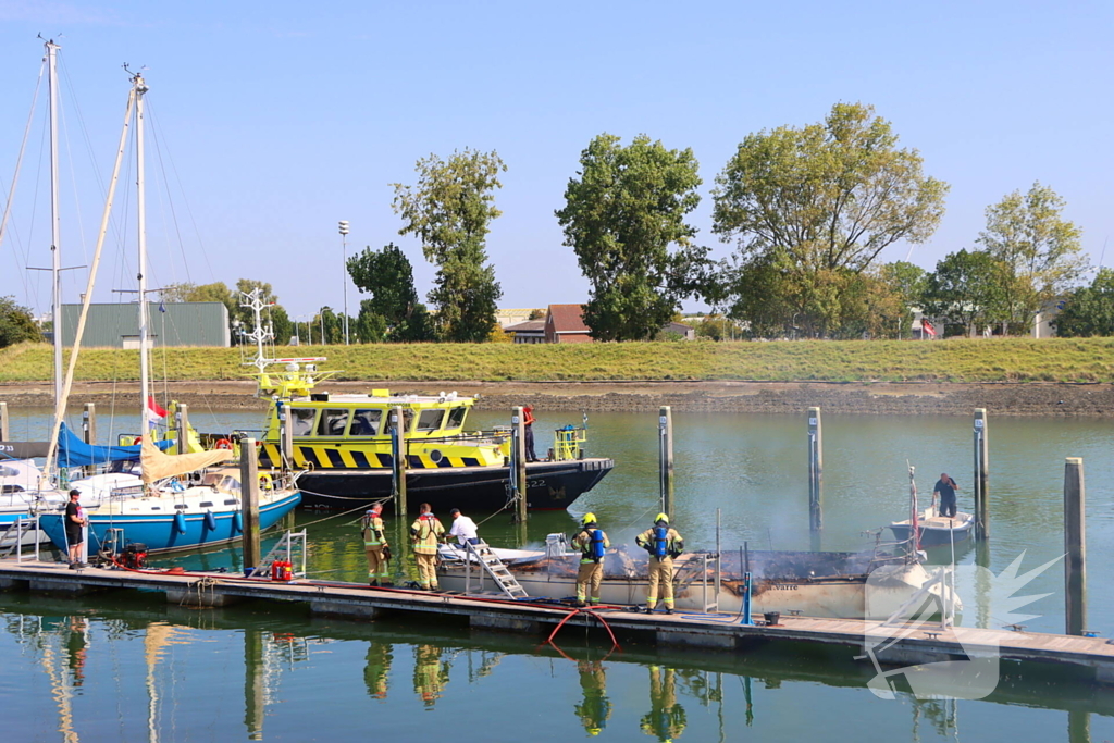Brand in pleziervaartuig veroorzaakt rookpluimen