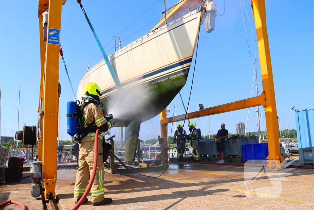 Brand in pleziervaartuig veroorzaakt rookpluimen