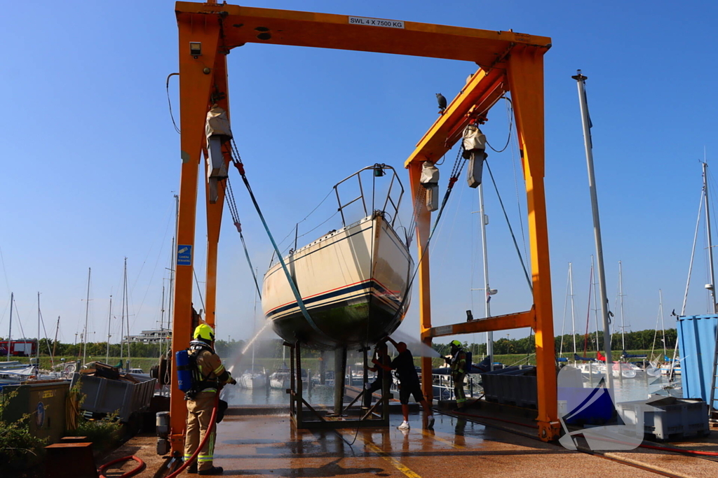 Brand in pleziervaartuig veroorzaakt rookpluimen