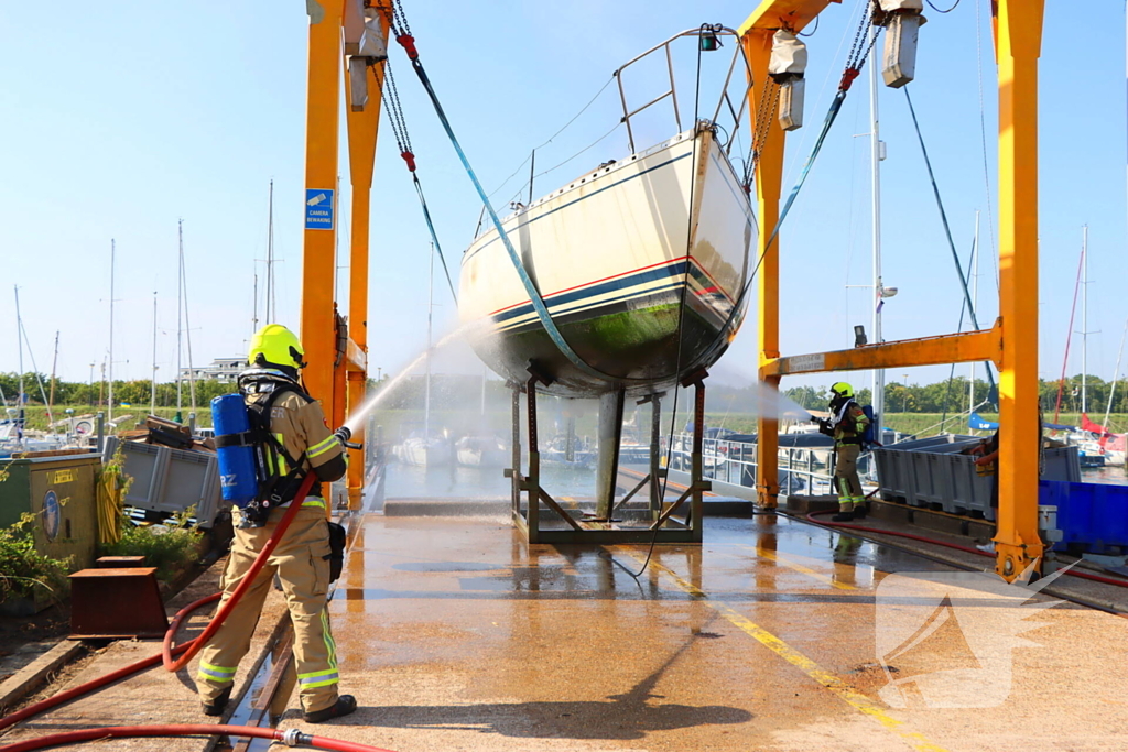 Brand in pleziervaartuig veroorzaakt rookpluimen