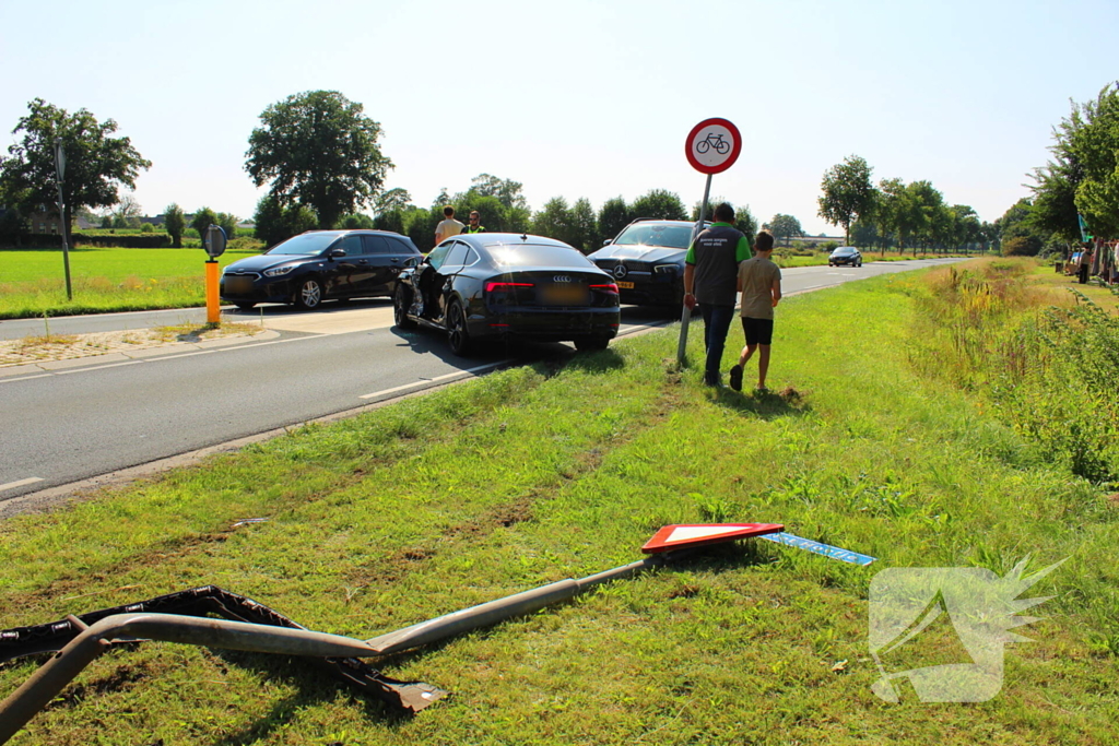 Verkeersbord geraakt door ongeluk