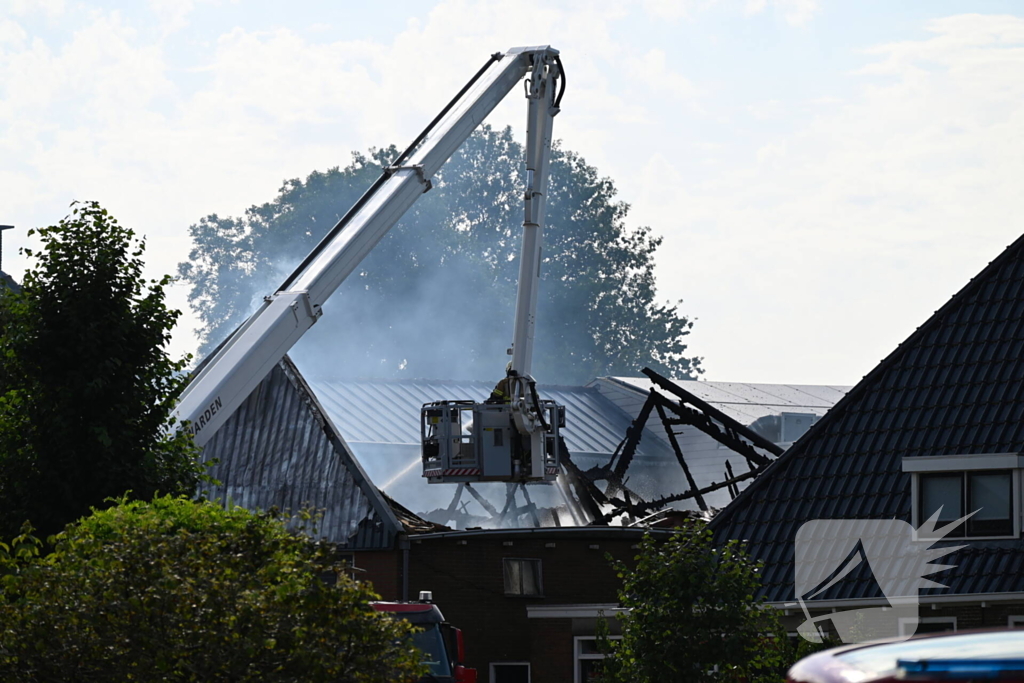 Woningbrand vereist grote inzet