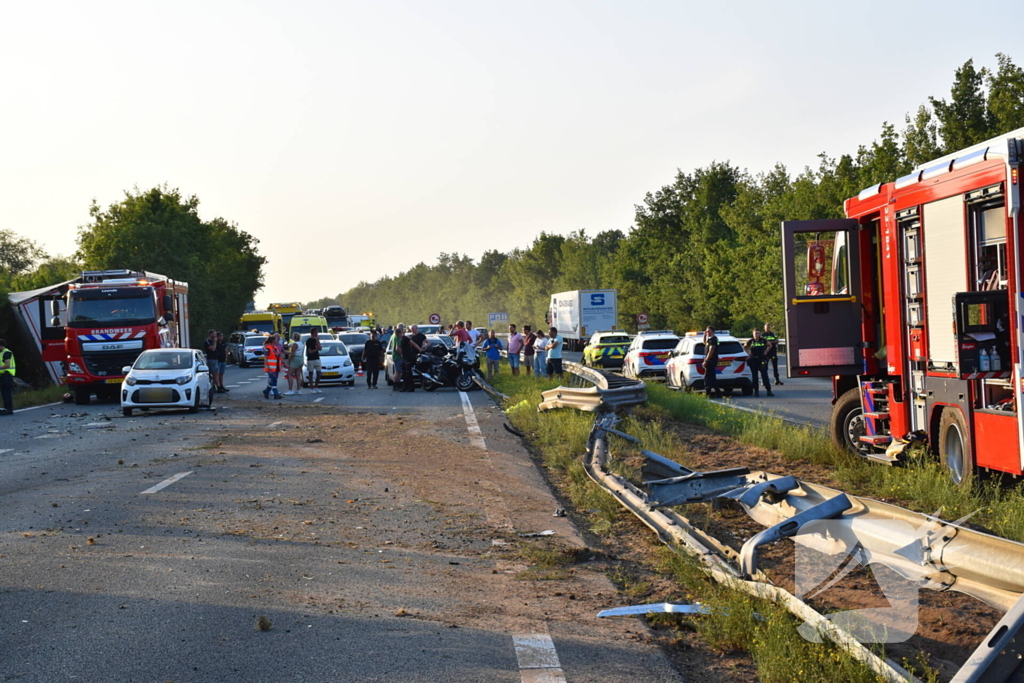 Klapband zorgt voor gewonden en enorme ravage