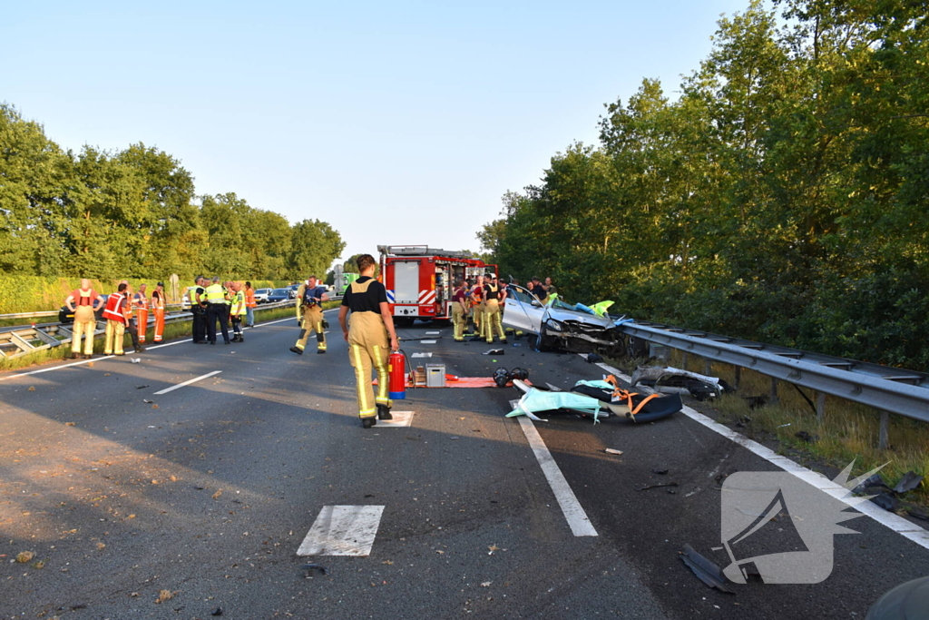 Klapband zorgt voor gewonden en enorme ravage