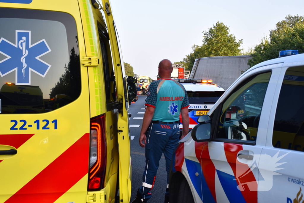 Klapband zorgt voor gewonden en enorme ravage