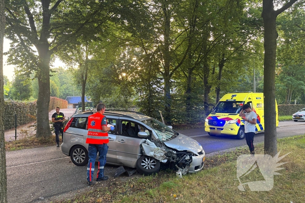 auto botst tegen boom na klapband