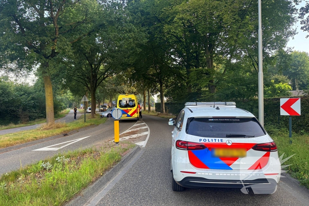 auto botst tegen boom na klapband