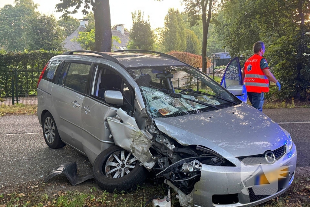 auto botst tegen boom na klapband