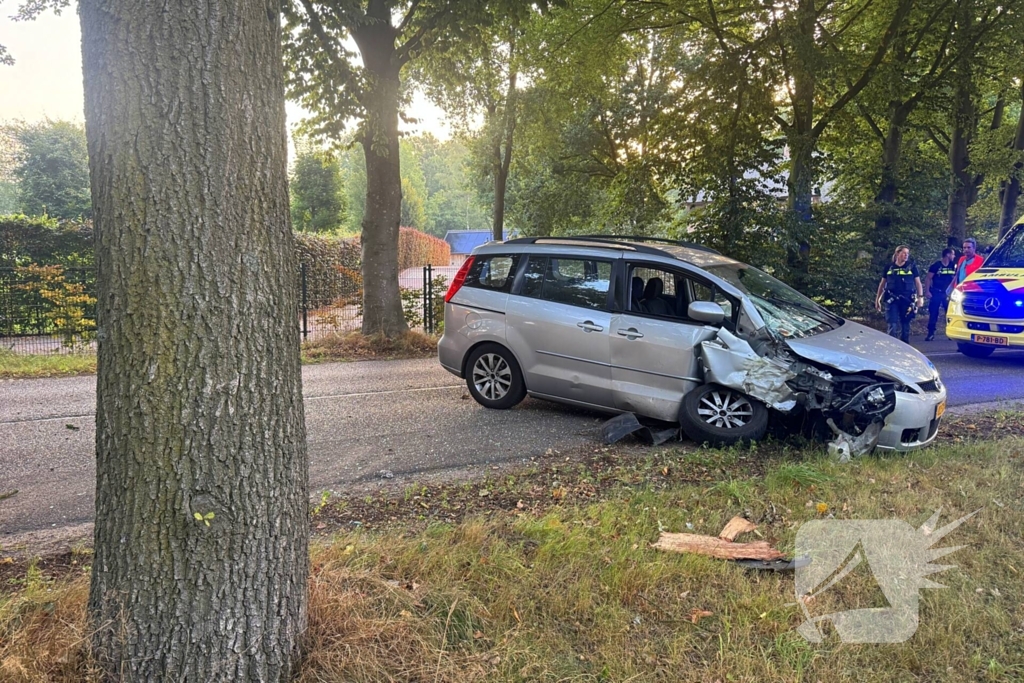 auto botst tegen boom na klapband