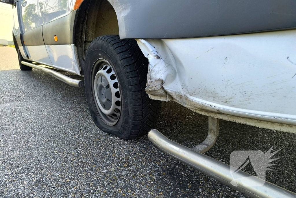 Bestelbus en auto botsen