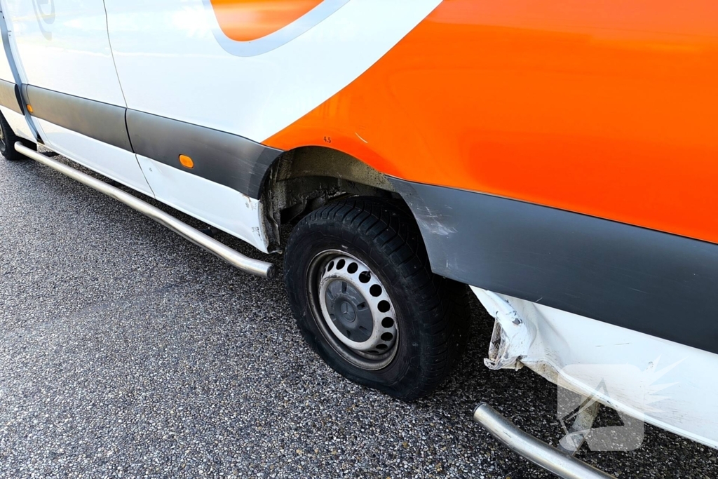 Bestelbus en auto botsen