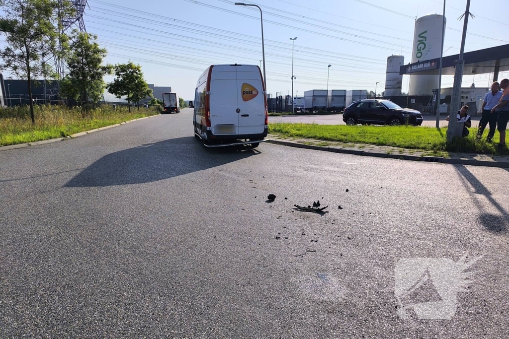 Bestelbus en auto botsen