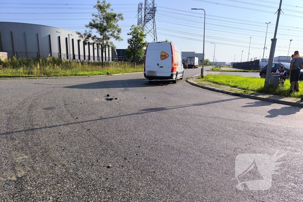 Bestelbus en auto botsen