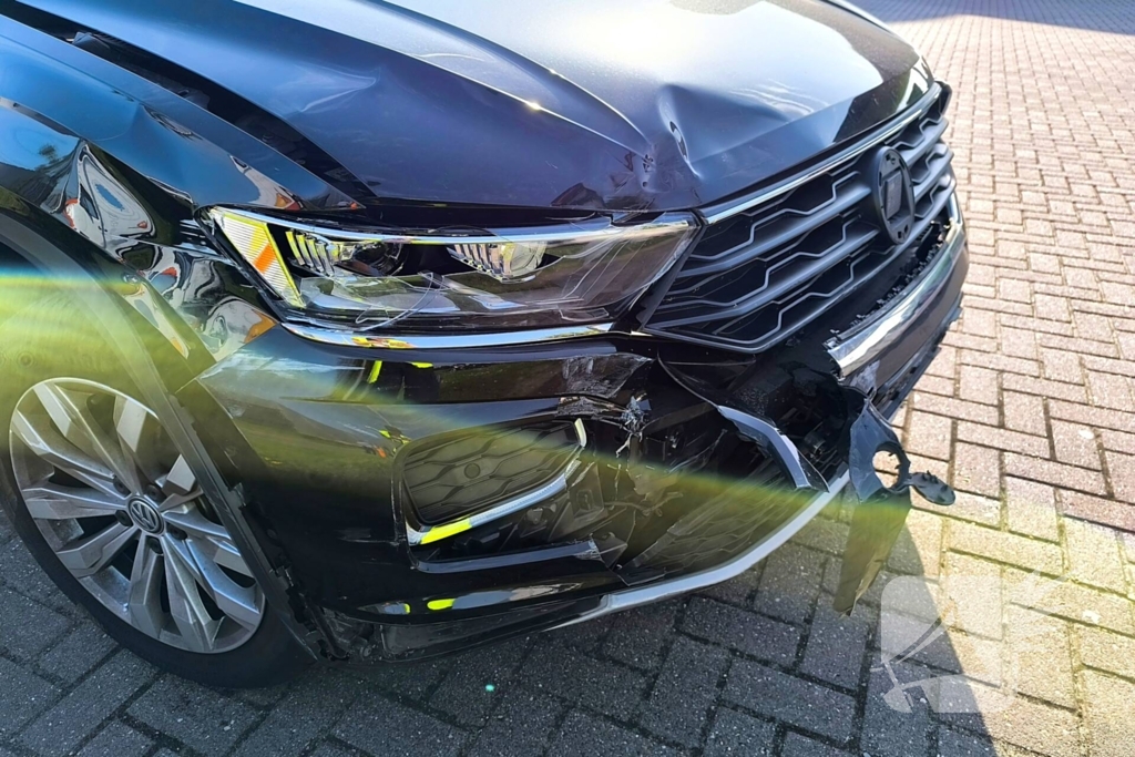 Bestelbus en auto botsen