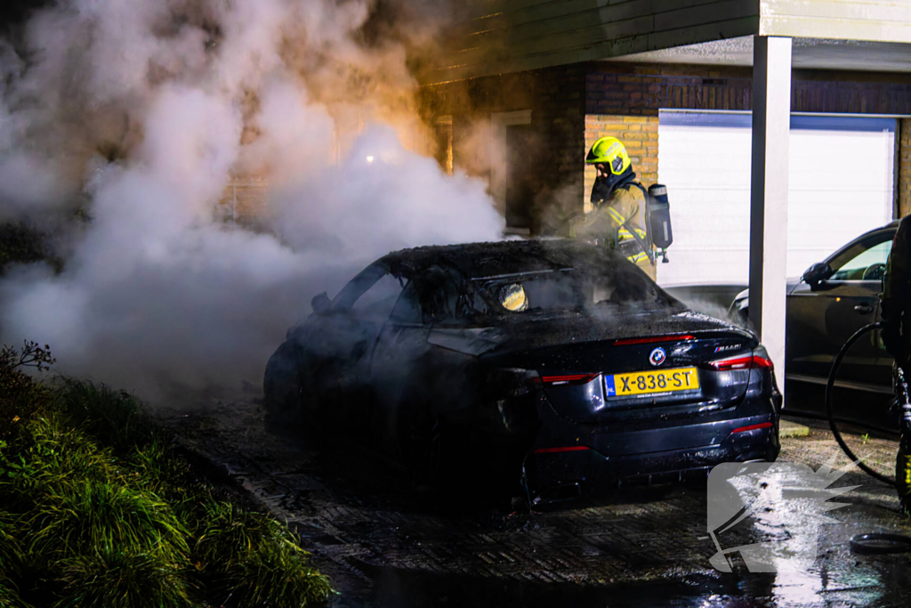 Brand in auto naast woning geblust