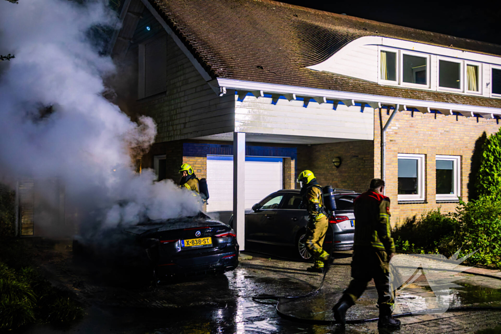 Brand in auto naast woning geblust