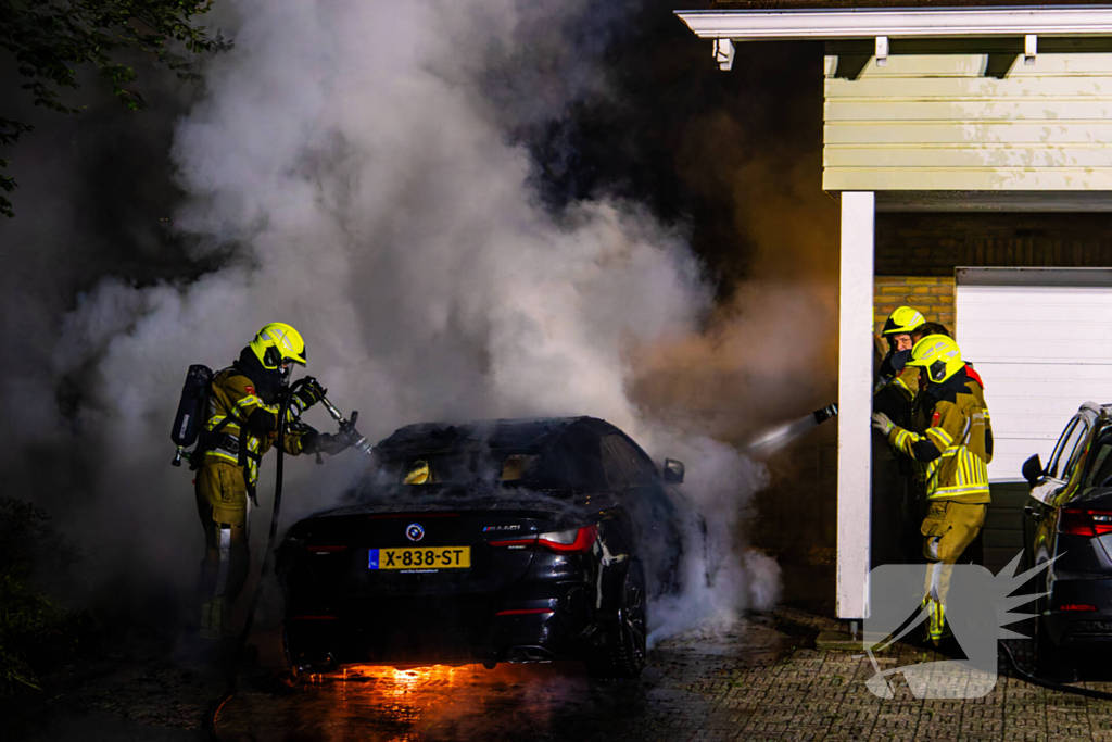 Brand in auto naast woning geblust