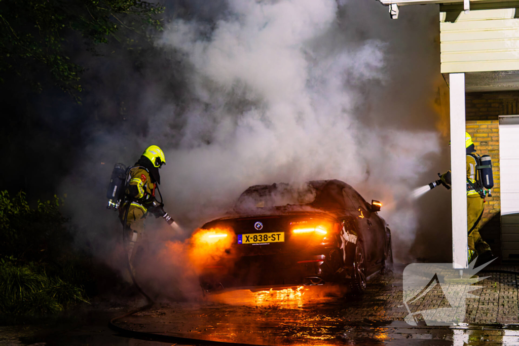 Brand in auto naast woning geblust