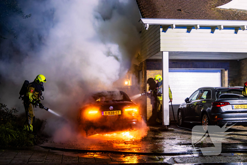 Brand in auto naast woning geblust