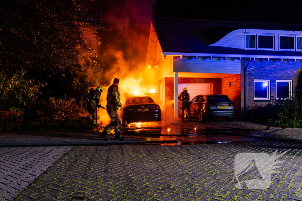 Brand in auto naast woning geblust