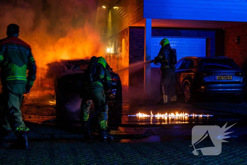 Brand in auto naast woning geblust