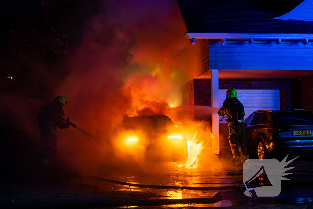 Brand in auto naast woning geblust